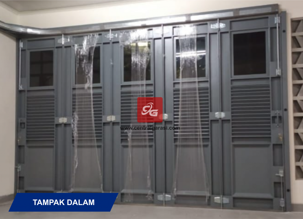 Pintu garasi besi dorong tikung tampak dalam
